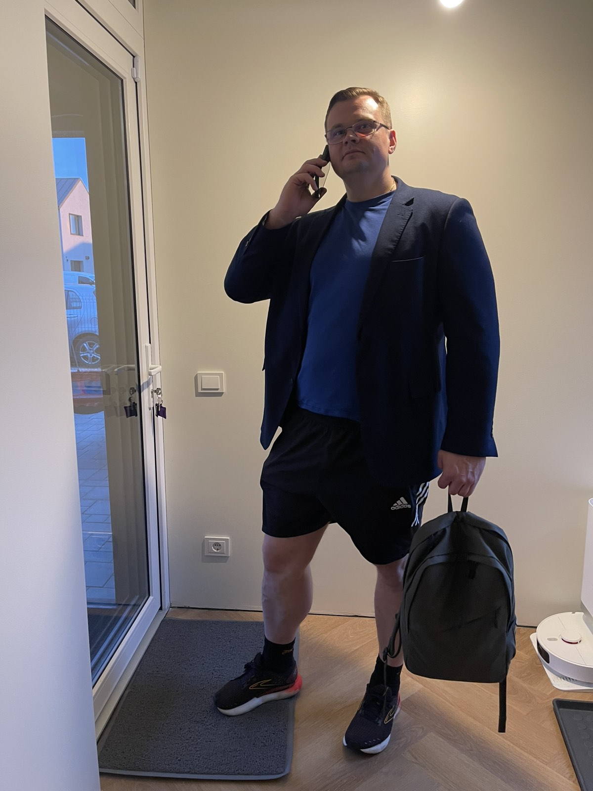 Business casual: švarkas viršuje, sprintas apačioje